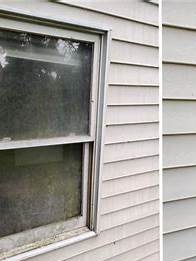 Window cleaning before and after on a Boise home before cleaning